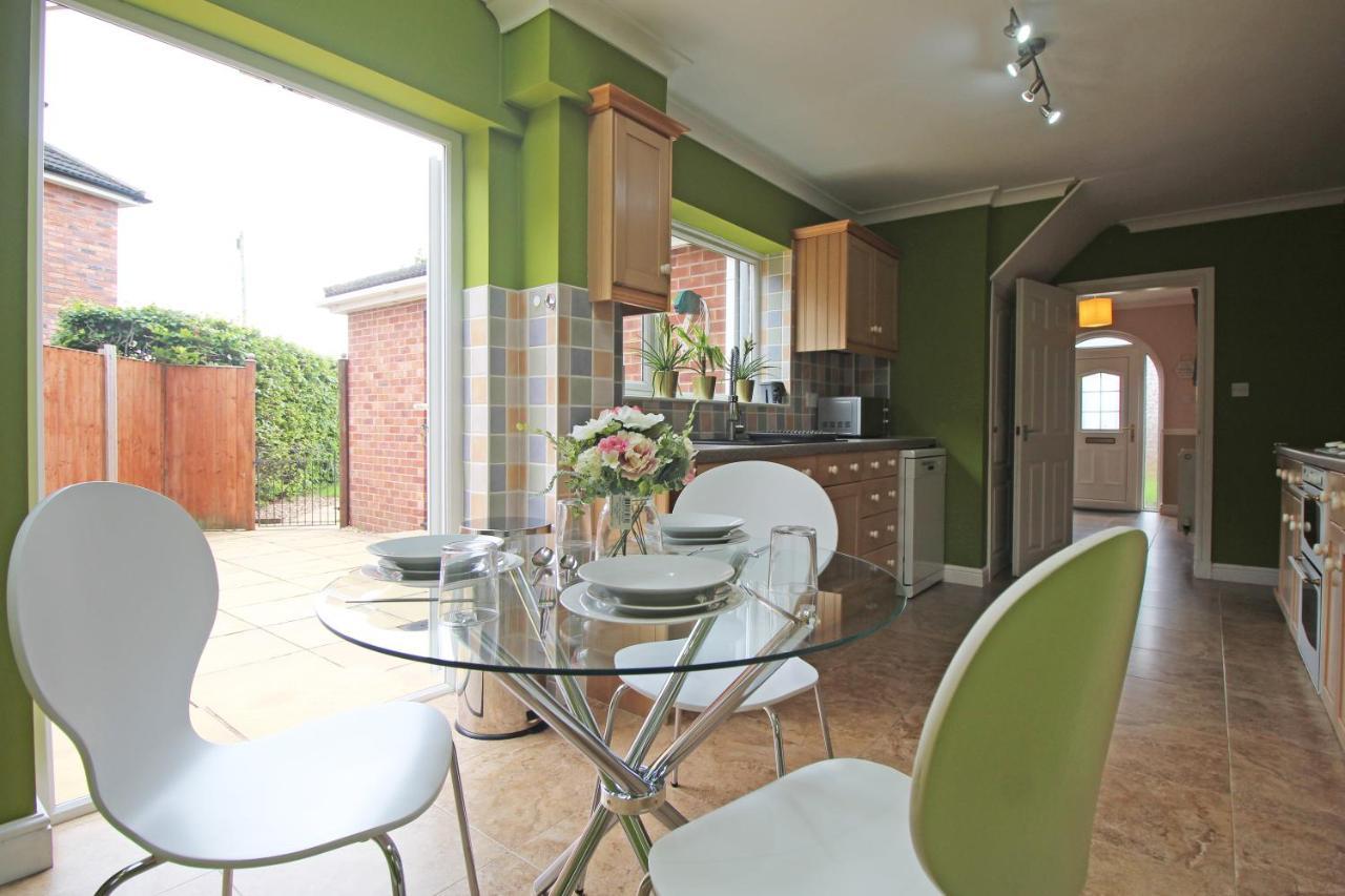 Queens Road - Luxury Spacious Home In Chester Christleton Esterno foto